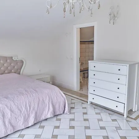 Cleopatra Ultra-luxury 3-bedroom Penthouse