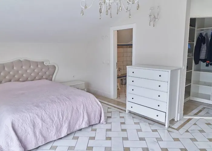 Cleopatra Ultra-luxury 3-bedroom Penthouse